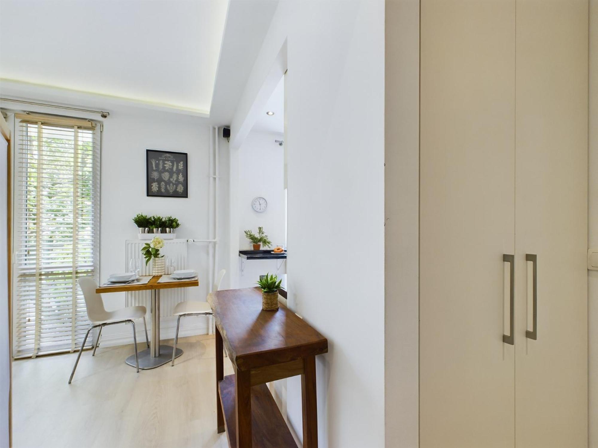 Comfortable For 2 People With Bathtub And Balcony In By Renters
