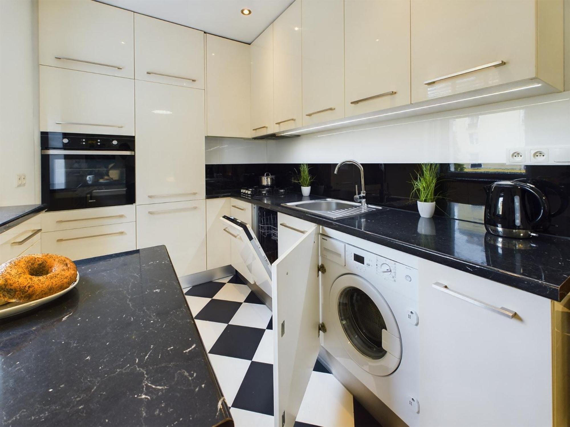 Comfortable For 2 People With Bathtub And Balcony In By Renters *