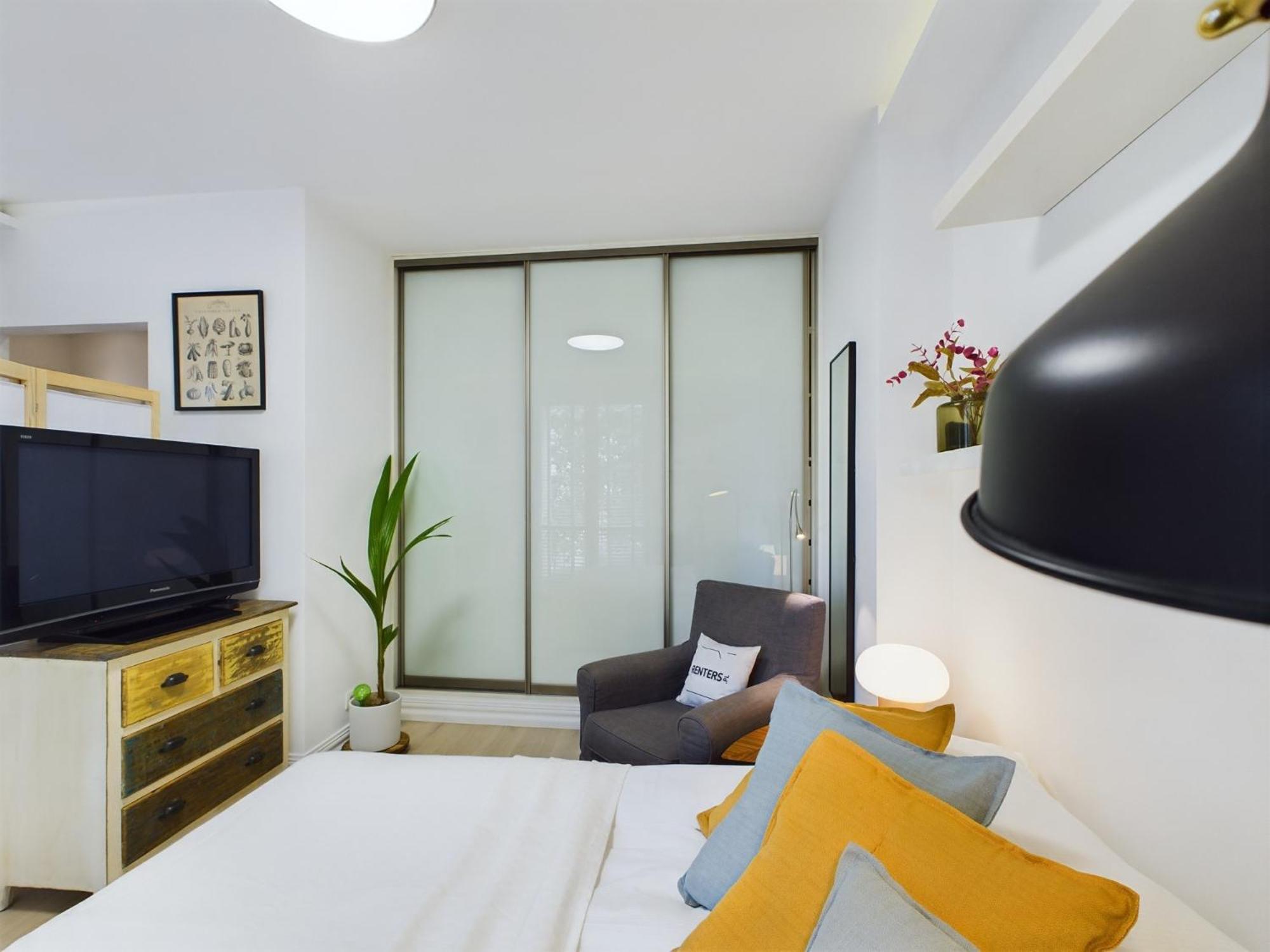 Comfortable For 2 People With Bathtub And Balcony In By Renters