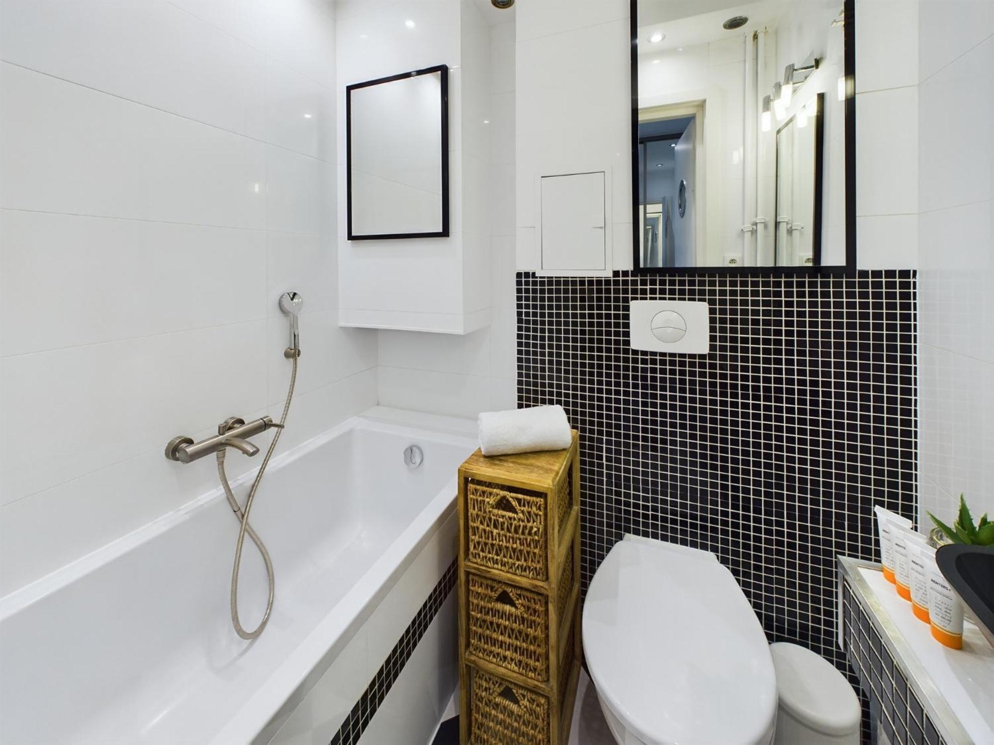 Comfortable For 2 People With Bathtub And Balcony In By Renters Apartment
