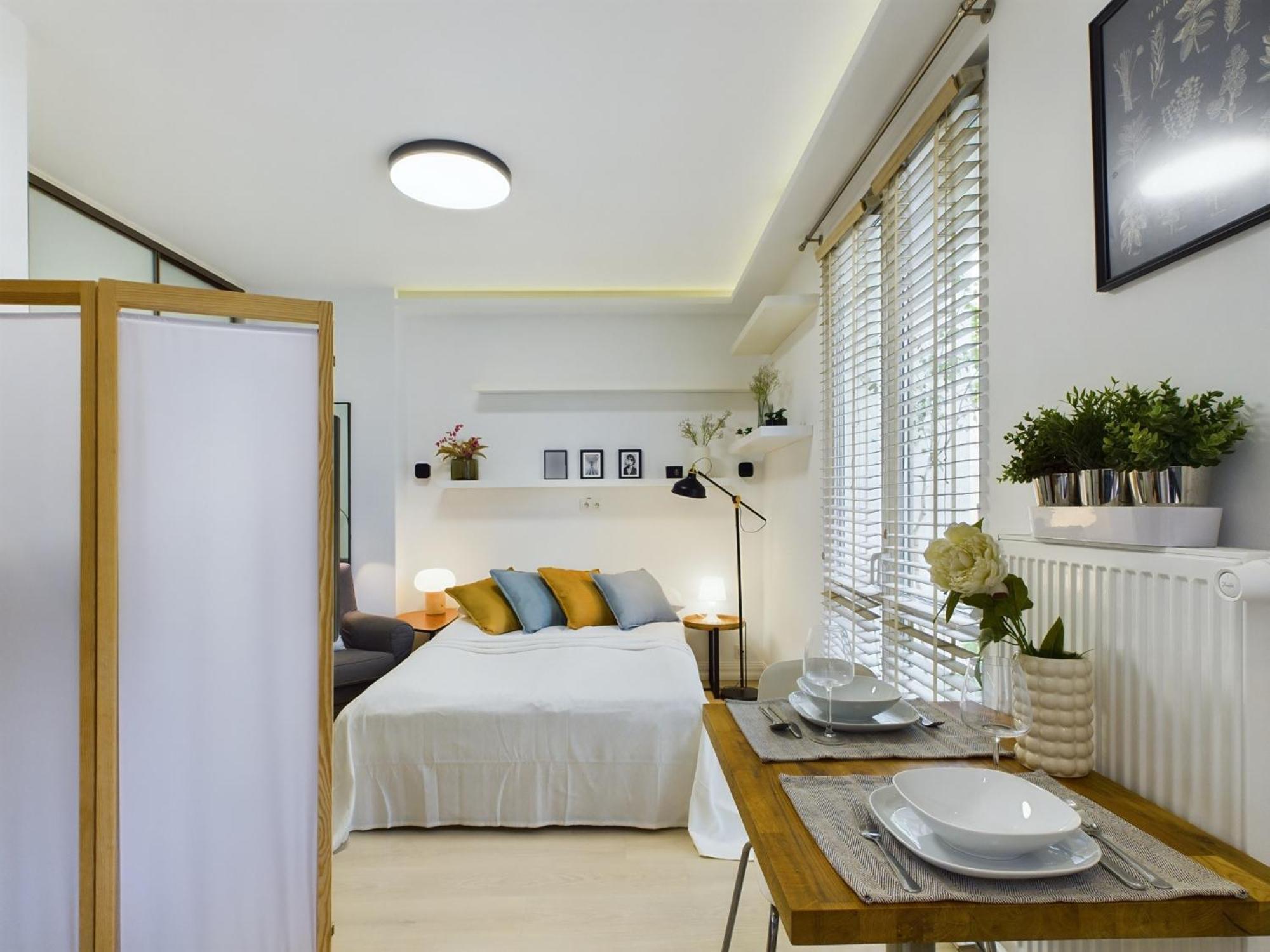 Comfortable For 2 People With Bathtub And Balcony In By Renters Apartment *